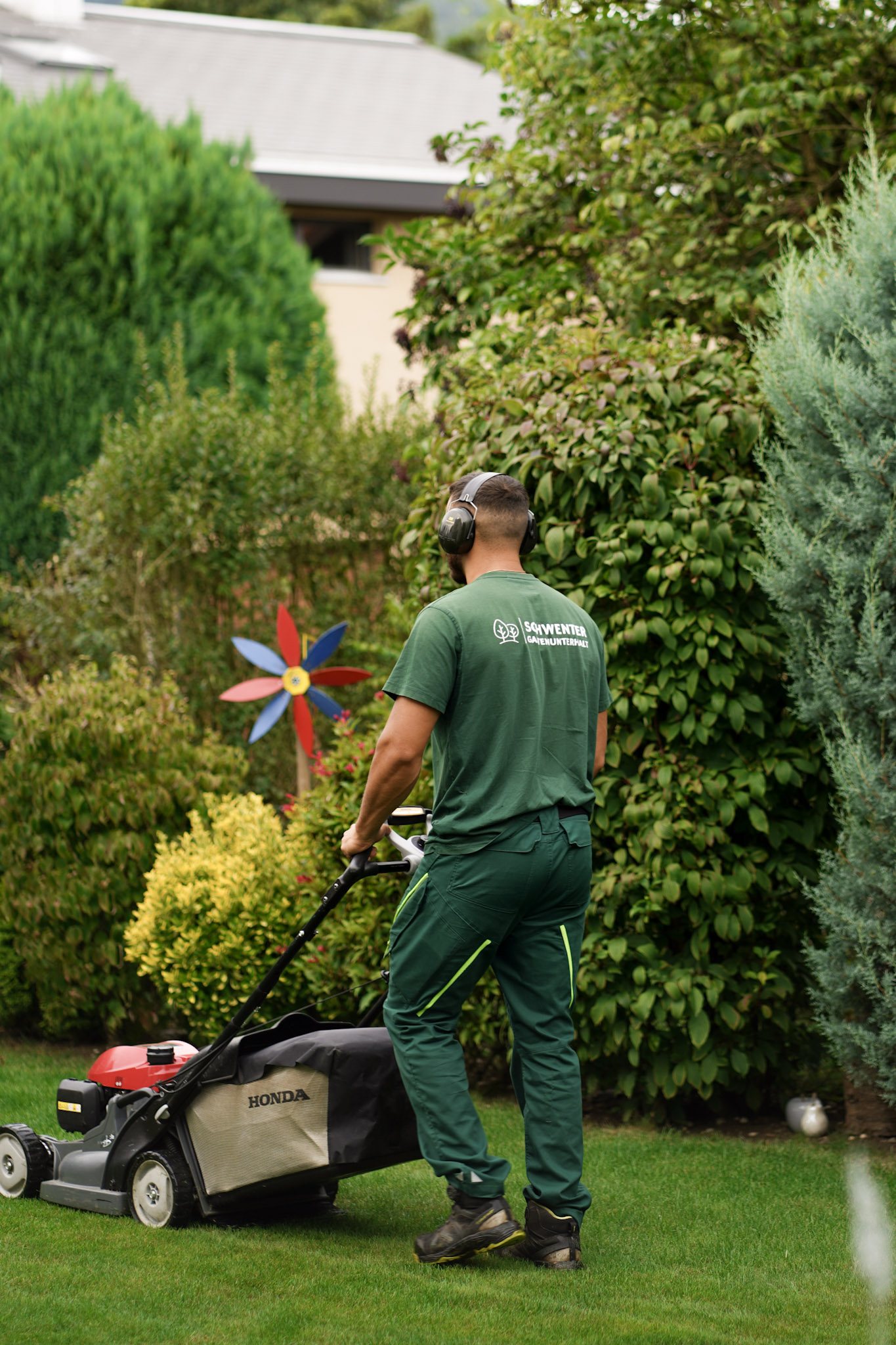 Rasenpflege im Garten